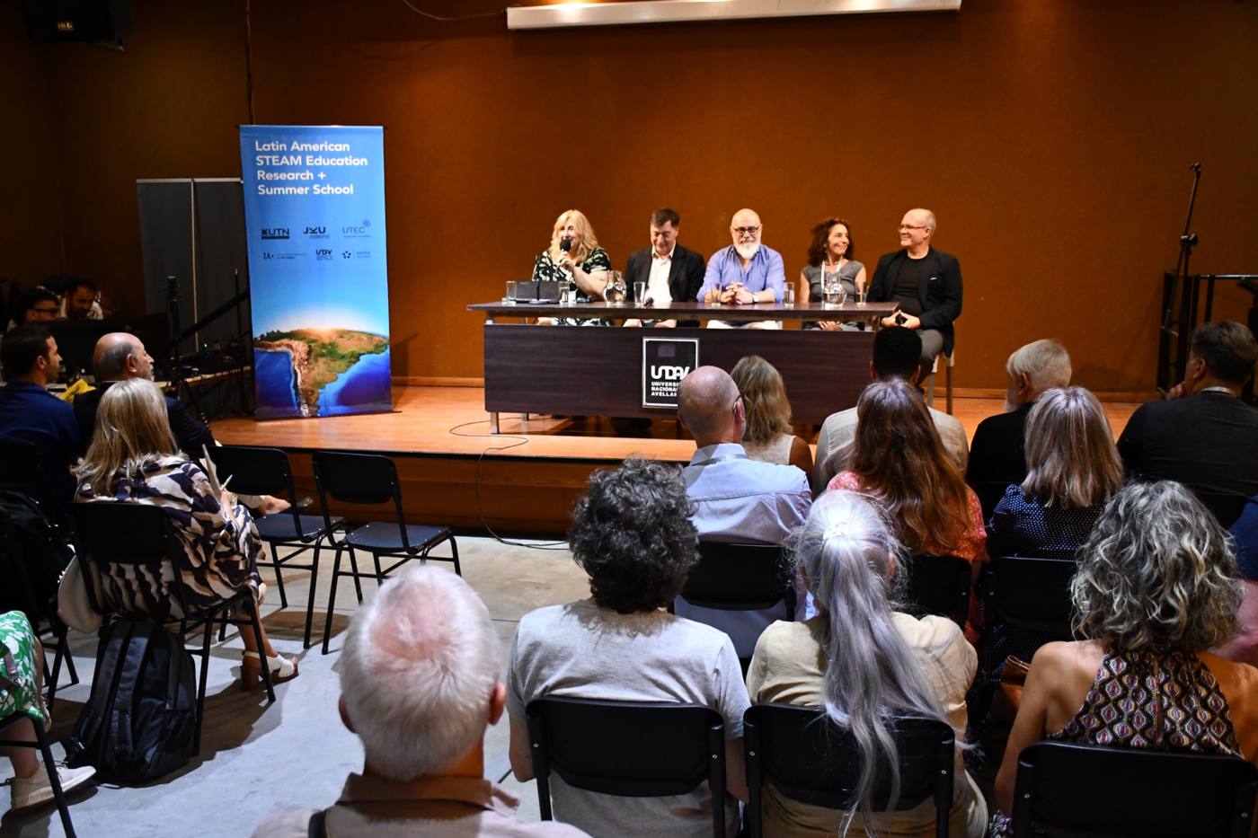 Panel de apertura en el auditorio de UNDAV