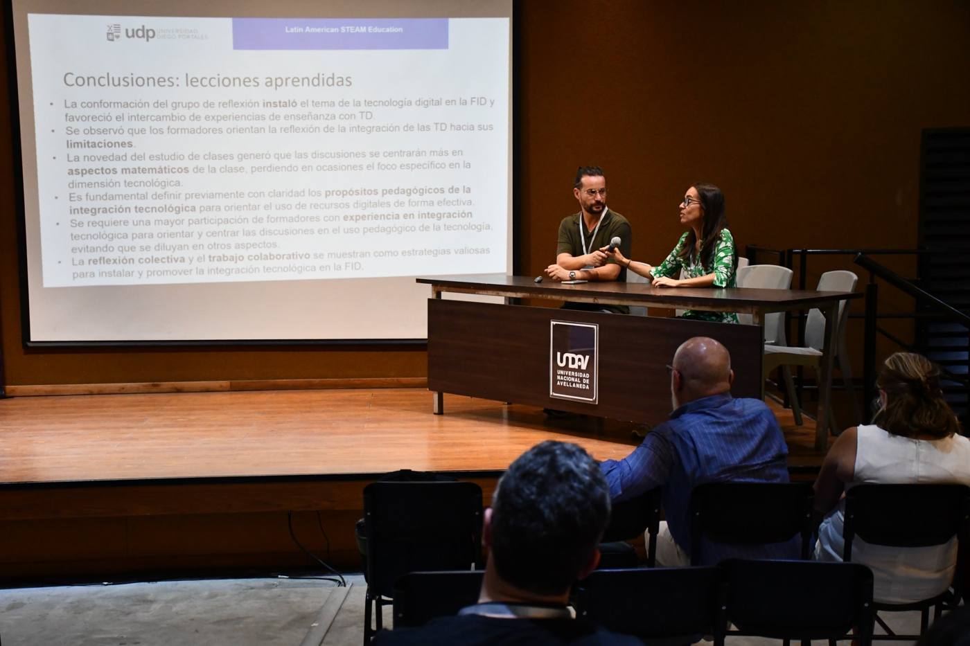 Panel de presentación de investigaciones