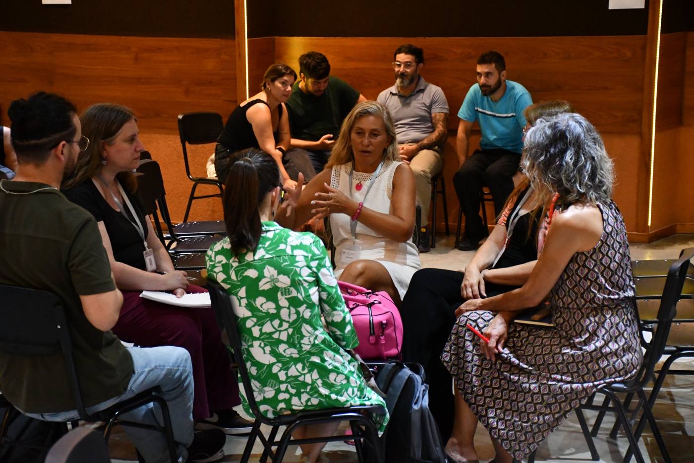 Trabajo en grupos durante la escuela de verano