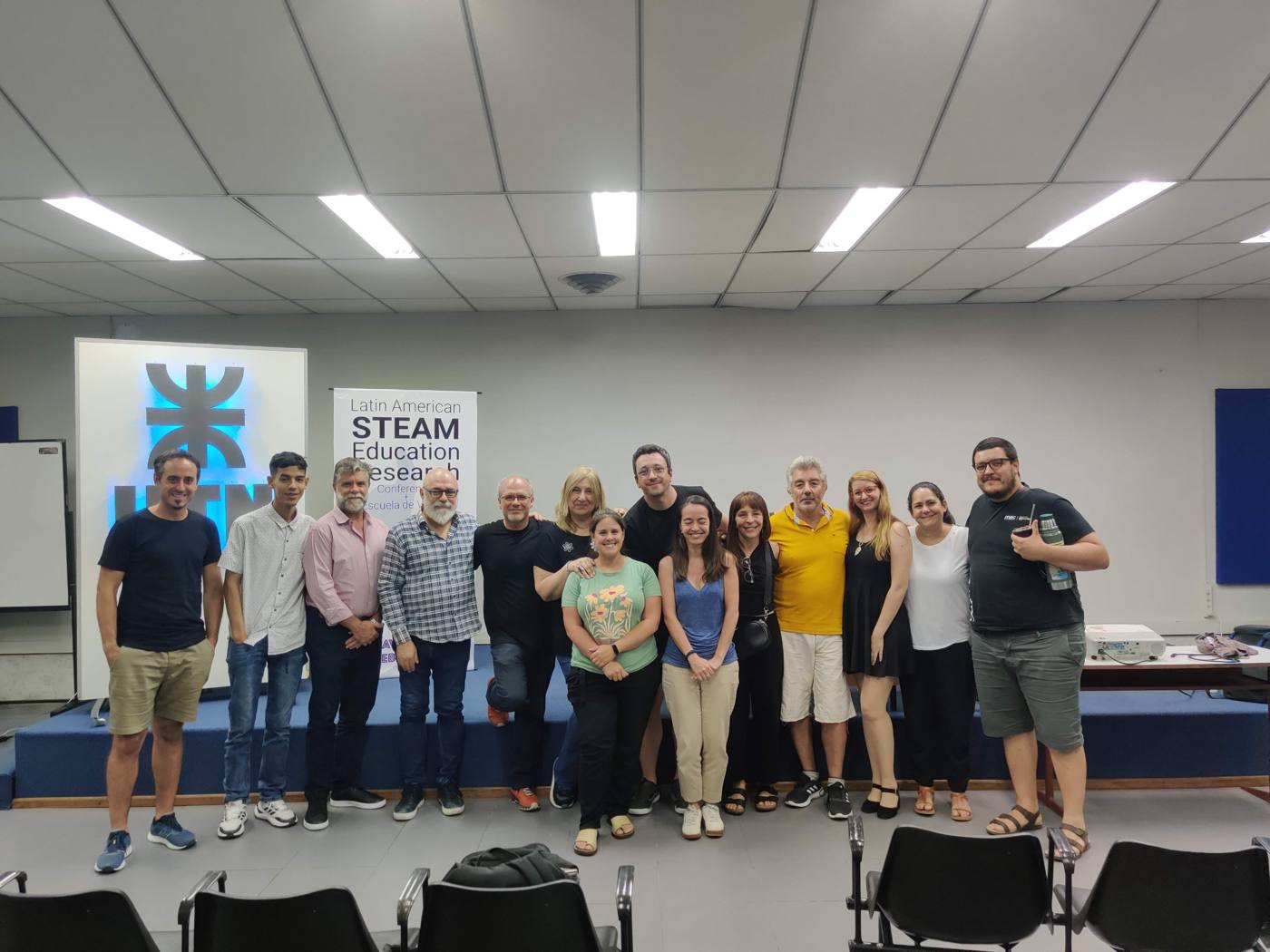 Foto grupal en el auditorio de UTN-FRA