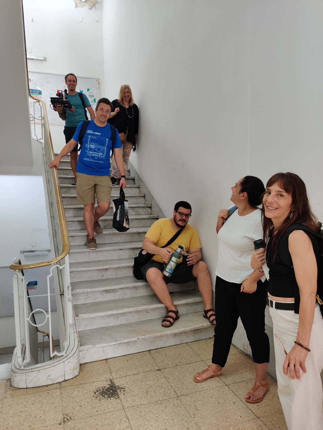 Participantes en la escalera de la Sede Pane
