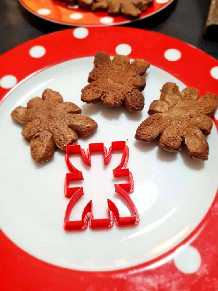 Galletitas hechas con el cortante del logo de UTN