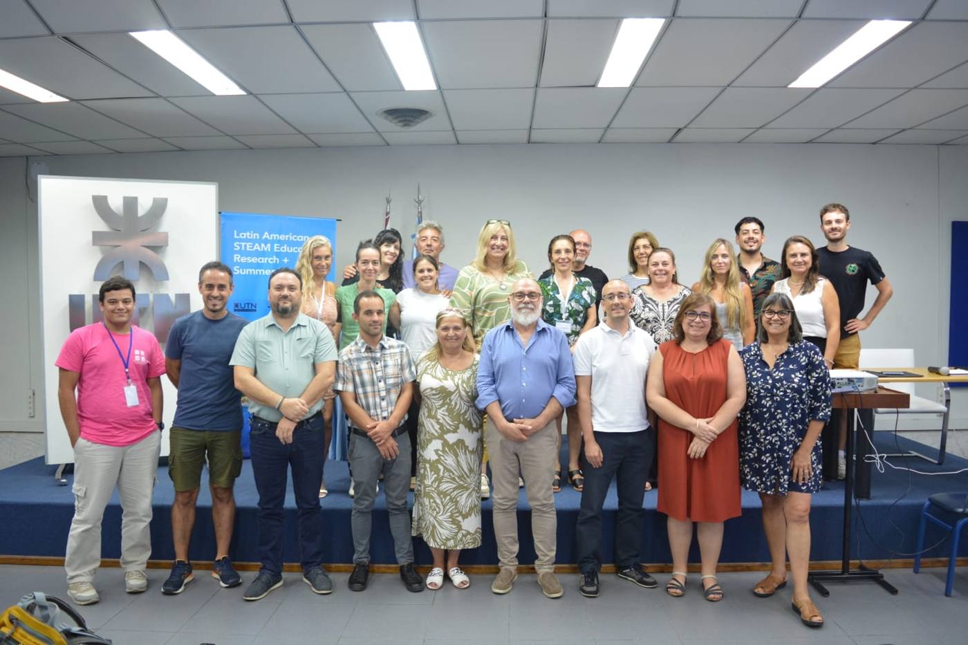 Foto grupal de la edición 2025 en UTN-FRA