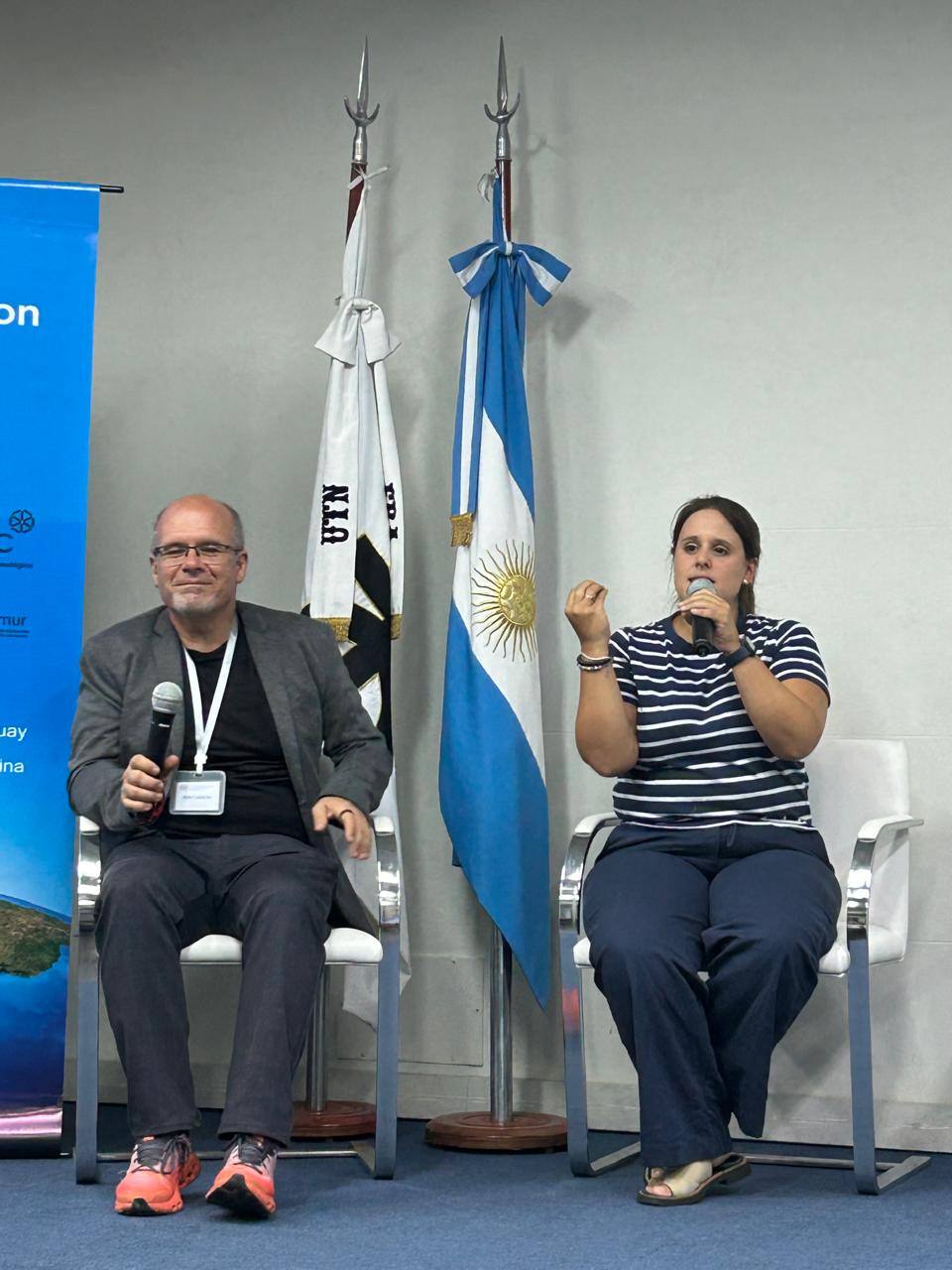 Diálogo en el auditorio de UTN-FRA